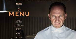 Review do filme O Menu Review do filme O Menu ─ O filme O Menu, lançado em 2022, segue a história de um casal (Taylor-Joy e Hoult) , que viaja para comer em um restaurante de um chef renomado (Fiennes). Entretanto, o cardápio possui algumas surpresas chocantes, com uma pitada de desespero e assustadora. Review do Filme O Menu A princípio, O Menu apresenta um casal como protagonista do longa, onde viajam para comer em um restaurante famoso de um chef renomado. Margot e Tyler, personagens de Taylor-Joy e Hoult respectivamente, logo começam a encontrar surpresas chocantes no cardápio. Ao se integrarem com um grupo de elite, o casal tem como destino a propriedade isolada do Chef Slowik, personagem interpretado por Fiennes. No desenrolar da história, o chef serve a todos os convidados pratos variados, proporcionando experiências que vão além do paladar. O filme é apresentado com uma pitada de comédia, desespero e sustos. Enfim, as camadas de horror são exploradas à medida que Margot apresenta inconformidades, e se opondo a todas as besteiras apresentadas pelo grupo. Quando isso acontece, o chef mostra quais são as suas verdadeiras motivações, que vão além de todo o teatro gastronômico apresentado ao grupo. Existe um prato que os acompanhantes e auxiliares da cozinha se comportam como se fossem coronéis do exército. Sinopse O filme segue o casal Margot e Tyler, que saem em uma viagem para uma ilha no noroeste do Pacifico. Na viagem, o casal entra em contato com um grupo de elite, que partem para uma propriedade isolada do Chef Slowik. O grupo é recepcionado pela carrancuda Elsa, personagem interpretada por Hong Chau. Na medida que a noite se desenrola, acontece uma tensão entre os convidados que estão à mesa, e segredos são revelados enquanto novos pratos são servidos. Alguns eventos selvagens e violentos acontecem no decorrer do longa. Enquanto a verdadeira motivação de Slowik aparece, e os clientes ficam cada vez mais abalados, o filme promete um enredo para chocar todos no final. Quais são as formas de encarar O Menu Primeiramente, existem duas maneiras de encarar O Menu, a primeira delas envolve uma forma mais intelectual. O longa apresenta características de humor ácido, oferecendo formas de arte pretensiosas aos telespectadores. Sem nenhuma posse, o público encara a personagem Margot como alguém que entrou na dinâmica do chef por acidente. Por outro lado, o público também consegue se divertir ao assistir o filme, na medida em que não buscam extrair textos ou provocações. A princípio, não há maneira de prever como será o desempenho de O Menu, tanto no sentido comercial quanto artístico. Enfim, independentemente disso, essa é uma das produções americanas mais estimulantes de 2022. Crítica Social e o Sarcasmo O longa apresenta várias críticas sociais e sarcasmo, fazendo os telespectadores rirem com o desenrolar da história. O filme apresenta vários comentários sátiros, seguindo o grupo de elite e a divisão social que existe no mundo. Outra característica do longa é que os ricos são apresentados como um poço sem fundo de necessidades, e nunca ficam satisfeitos de forma alguma. Enfim, com paralelos reais do mundo atual, O Menu debate temas atuais. O filme também mostra pratos elaborados pelo Chef Slowik em uma culinária mágica, além de seus cozinheiros extremamente obedientes. Enfim, embora seja um horror cômico, o longa dá voltas e reviravoltas. Fotografia e atuação do filme O Menu é um filme com grandes destaques positivos, principalmente no quesito fotografia e atuações. Localizada em um ambiente claro e envolvente, o longa traz boas atuações e uma série de elementos característicos, como os pratos elaborados pelo chef. Ao assistir o filme, os telespectadores se sentem em um episódio de Master Chef. Além disso, os atores e atrizes são envolventes, com personagens agradáveis, bem desenvolvidos e inteligentes em suas atuações. Um dos maiores destaques do filme é, sem dúvidas, Anya Taylor-Joy e seu talento envolvente. Por outro lado, é inegável que o Chef Slowik, interpretado por Ralph Fiennes, é intenso e hilário. Além disso, ele é extremamente enlouquecido na telinha. Com diálogos deliciosos desenvolvidos à mesa, o filme combina uma pitada de horror, comédia e intensidade. Por essas características, o longa é considerado uma das maiores produções do ano, atendendo as necessidades dos telespectadores que desejam assistir algo de qualidade.
